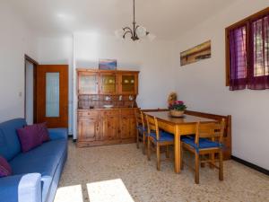 un soggiorno con tavolo e divano blu di Apartment Canarda by Interhome a Ventimiglia