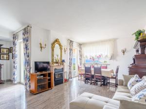 ein Wohnzimmer mit einem Sofa und einem TV in der Unterkunft Apartment Federica-1 by Interhome in Carmine
