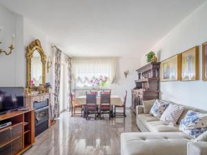 ein Wohnzimmer mit einem Sofa und einem Tisch in der Unterkunft Apartment Federica-1 by Interhome in Carmine