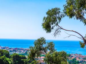 vista sull'oceano da una collina alberata di Apartment Il Nido by Interhome a Vallecrosia