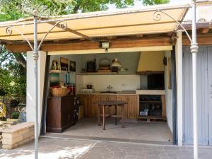 una cocina abierta con mesa y toldo en Holiday Home Il Casaletto by Interhome, en Vetralla