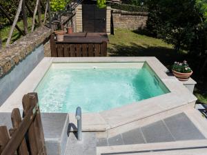 una piscina en un patio trasero con madera en Holiday Home Il Casaletto by Interhome, en Vetralla