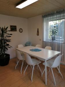 Thomas Haus في غنزبرغ: غرفة طعام مع طاولة بيضاء وكراسي