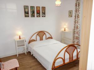 サン・マロにあるHoliday Home Pasteur by Interhomeのベッドルーム1室(ベッド1台、テーブル2台、ランプ2つ付)