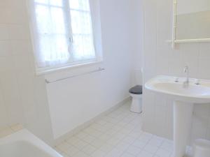 サン・マロにあるHoliday Home Pasteur by Interhomeの白いバスルーム(洗面台、トイレ付)