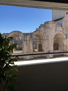 widok z okna budynku z łukami w obiekcie Studio climatisé avec balcon face aux arènes d'Arles w mieście Arles