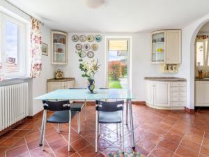 CarmineにあるApartment Federica-2 by Interhomeのキッチン(青いテーブル、椅子付) +19枚の写真