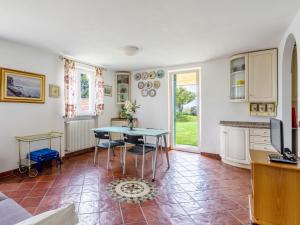 CarmineにあるApartment Federica-2 by Interhomeのテーブルとテレビのあるリビングルーム