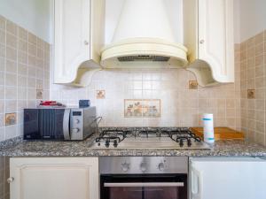 CarmineにあるApartment Federica-2 by Interhomeのコンロと電子レンジ付きのキッチン