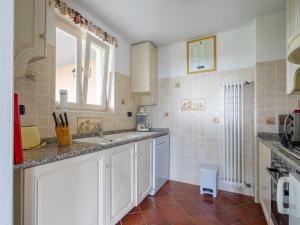 CarmineにあるApartment Federica-2 by Interhomeの白いキャビネット、シンク、窓付きのキッチン