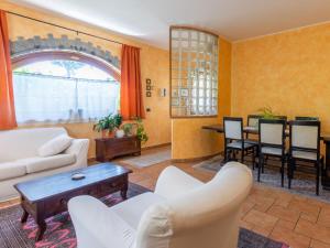 un soggiorno con divano e tavolo di Apartment Fulvia - CCO125 by Interhome a Colico
