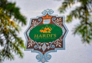 Hardi's Hotel في انزل: علامة على محطة حرائق الهارولز مع الأشجار