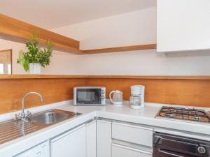 una cucina con lavandino e forno a microonde di Apartment La Vigna Top by Interhome a Palau