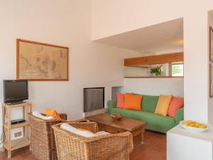 un soggiorno con divano verde e TV di Apartment La Vigna Top by Interhome a Palau