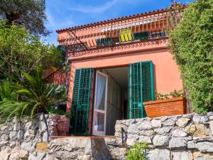 - un balcon et des volets verts dans l'établissement Apartment Paradise View by Interhome, à Mortola Inferiore