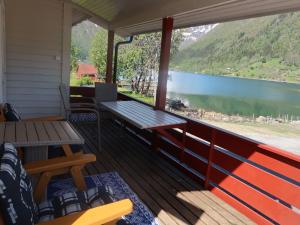 um alpendre com uma mesa de piquenique e vista para um lago em Holiday Home Vindreken - FJS019 by Interhome em Balestrand