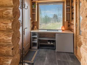 uma cozinha com uma secretária numa pequena casa em Holiday Home Aurinkotupa by Interhome em Kokkosenlahti