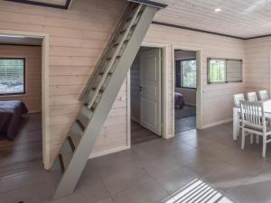 eine Treppe in einem winzigen Haus mit einem Esszimmer in der Unterkunft Holiday Home Hämyrinne by Interhome in Kokkosenlahti