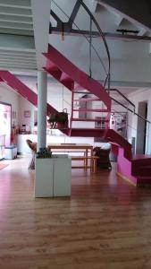 une grande chambre avec un escalier violet dans un bâtiment dans l'établissement Casa Ruiz, à Ayerbe