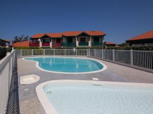 una piscina frente a una casa en Apartment Maison de l'océan-4 by Interhome, en Capbreton