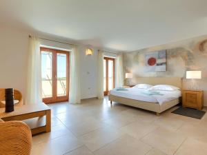 Donje BaredineにあるHoliday Home Istriana by Interhomeのベッドと大きな窓のある寝室