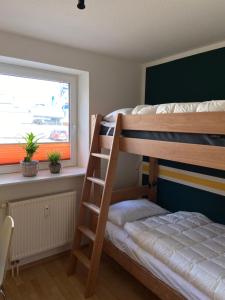 sypialnia z 2 łóżkami piętrowymi i oknem w obiekcie Atelier Achtung Ausblick! w mieście Rendsburg
