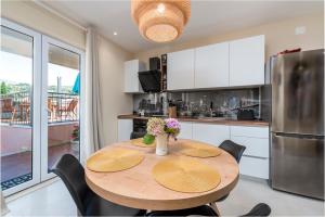 Kuchyň nebo kuchyňský kout v ubytování Apartment Glory