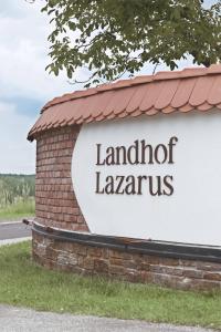 Vottorð, verðlaun, skilti eða annað skjal til sýnis á Landhof Lazarus