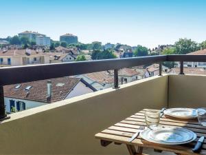 una mesa en un balcón con vistas a la ciudad en Apartment Ederki by Interhome, en Biarritz