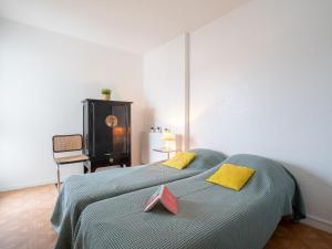 Un dormitorio con una cama con una estrella roja. en Apartment Ederki by Interhome, en Biarritz