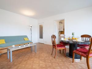 sala de estar con cama, mesa y sillas en Apartment Ederki by Interhome, en Biarritz