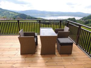 un patio con sedie e un tavolo sul balcone. di Ferienwohnungen Schöbringer a Weyregg