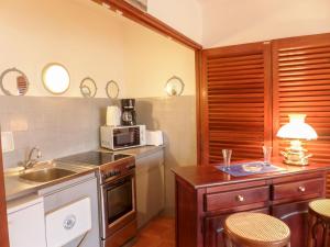 een keuken met een wastafel en een magnetron bij Apartment L'Espelido-4 by Interhome in Saint-Aygulf