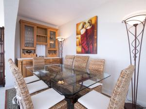 uma sala de jantar com uma mesa de vidro e cadeiras em Holiday Home Cielo Azul by Interhome em Benitachell
