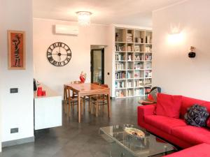 Holiday Home Dada by Interhome في Boissano: غرفة معيشة مع أريكة حمراء وطاولة