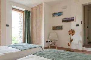 1 dormitorio con 2 camas y ventana en La Crotta Gignod - CIR VDA GIGNOD 002, en Aosta
