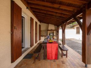 un patio con tavolo e sedie e un edificio di Holiday Home L'Albizia by Interhome a Gujan-Mestras
