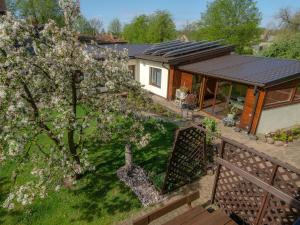 une vue aérienne sur une maison avec un arbre à fleurs dans l'établissement Amphora, à Ventspils