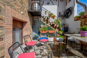 an outdoor patio with chairs and tables and plants at Comfortable Villa in Puebla de Don Rodrigo with Private Pool in Puebla de Don Rodrigo