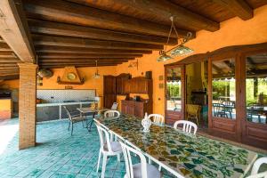 a kitchen and dining room with a table and chairs at Villa Fratantoni Piana - Villa privata con accesso diretto alla spiaggia in Caronia Marina