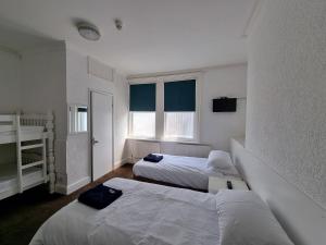 Un pat sau paturi într-o cameră la The Lodge