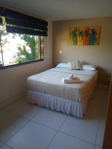 ein Schlafzimmer mit einem Bett und einem Handtuch darauf in der Unterkunft Búzios Loft charmoso in Búzios