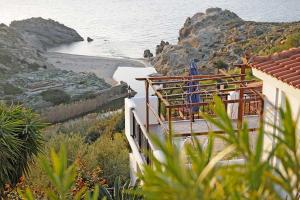 un balcón de una casa con vistas a la playa en Eutichia Studios, en Armenistis