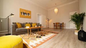 sala de estar con sofá y mesa en Beletage 50m zum Strand & große Terrasse plus Parkplatz, en Timmendorfer Strand