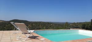 Basen w obiekcie Casa Rural La Aulaga lub w pobliżu