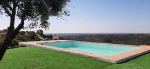 Basen w obiekcie Casa Rural La Aulaga lub w pobliżu