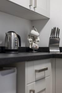 - un comptoir de cuisine avec évier et cafetière dans l'établissement 2C SPV Double En-suite Room, à Wakefield