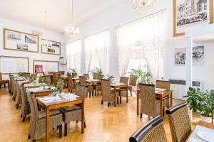 een eetkamer met houten tafels en stoelen bij Hotel Zentral in Wiener Neustadt