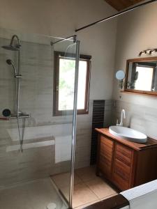 gîte de Fontjalabert en campagne tout confort的一间浴室