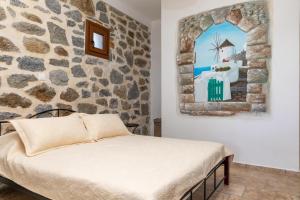 Ένα ή περισσότερα κρεβάτια σε δωμάτιο στο The Stone House Naxos